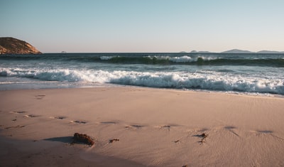 脚印在沙滩上白天的海滩
